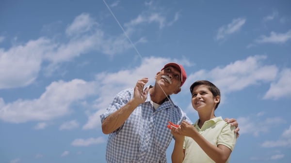 18-family-grandpa-teaching-boy-to-fly-kite-slowmotion_szrxquqn__F0004